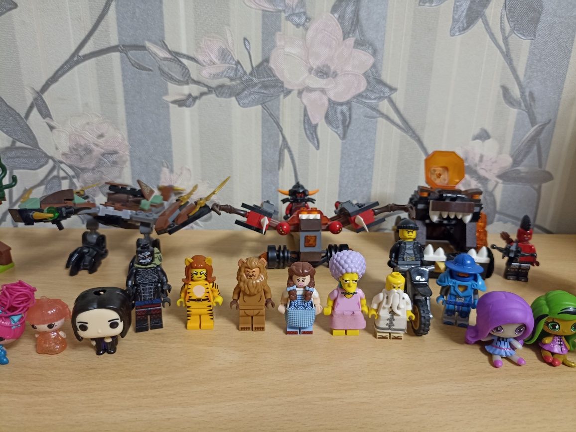 Лего человечки и игрушки из разных коллекций