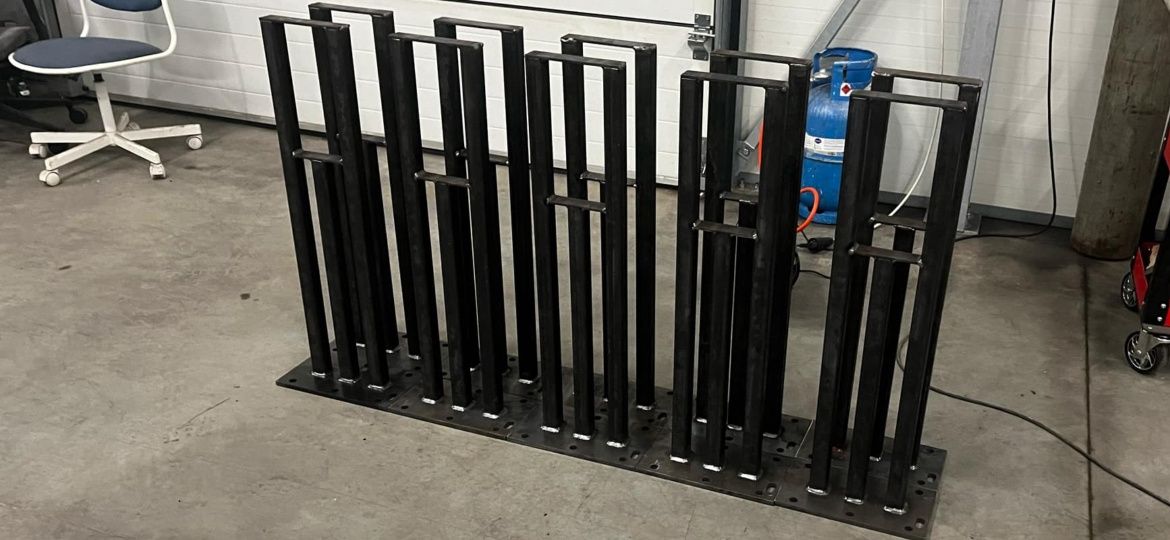 Stelaż schody pólkowe metalowe