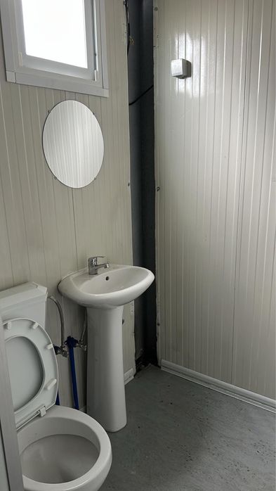 Contentor com sanita e duche