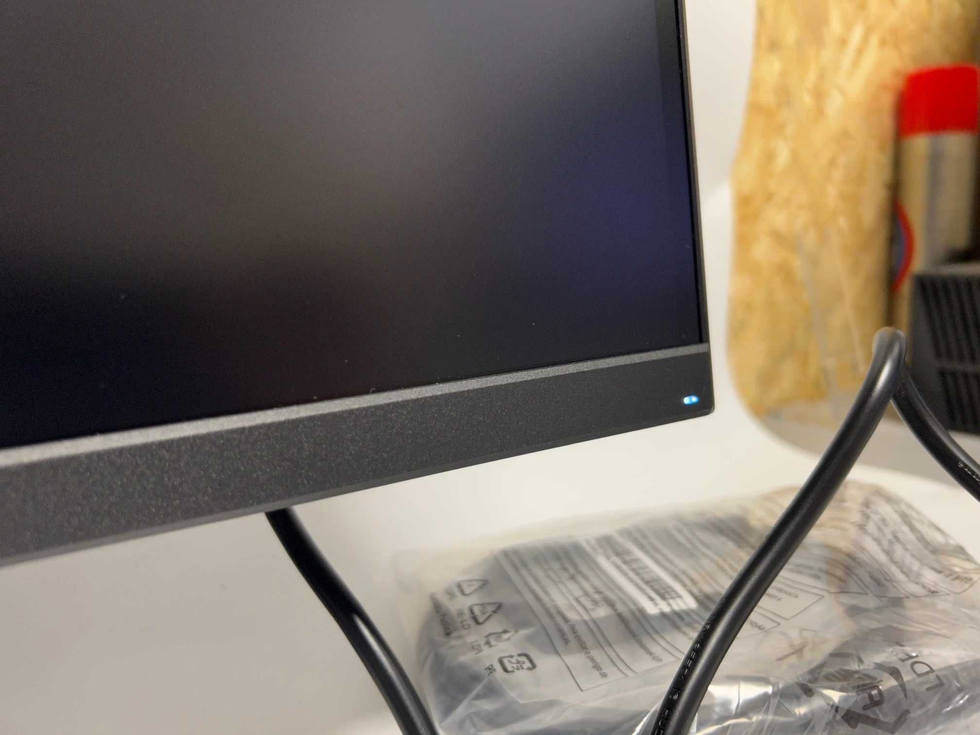 Monitor Gigabyte GS27F 27" rysa na ekranie