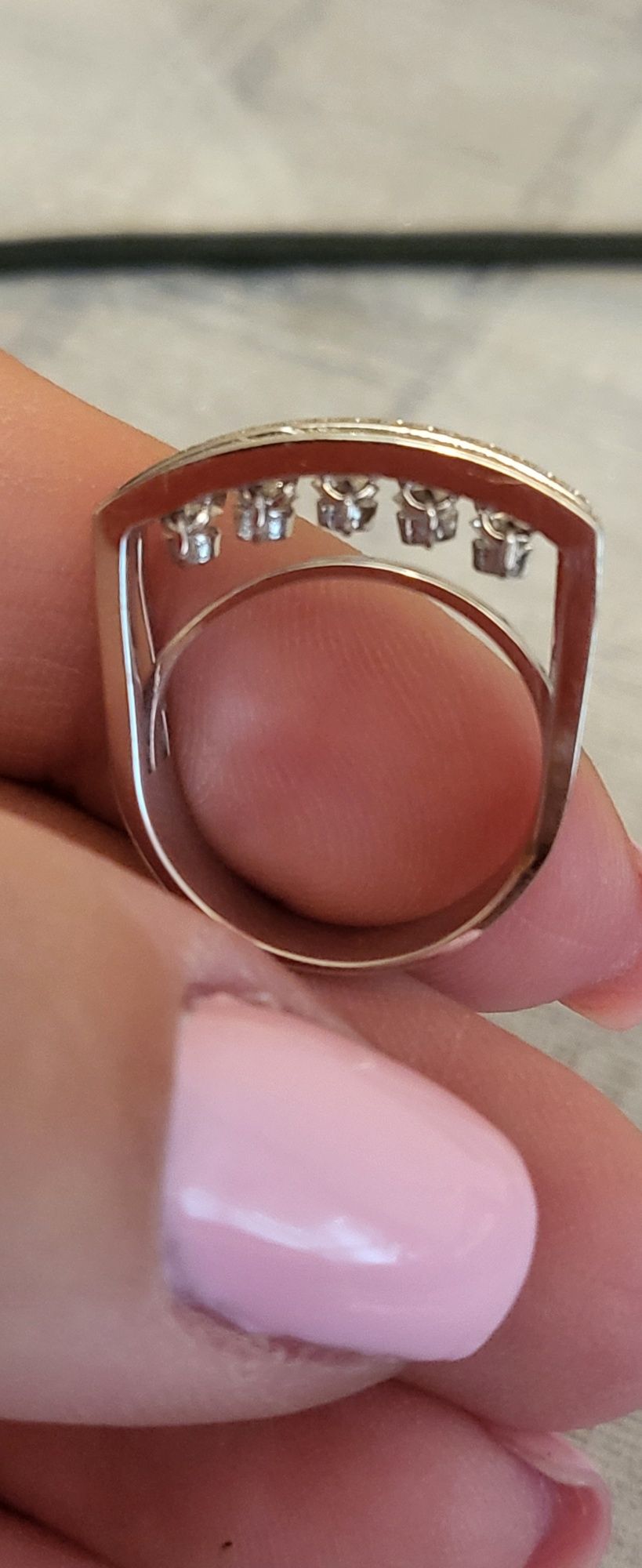 Эксклюзивное золотое кольцо с бриллиантами дорожка
