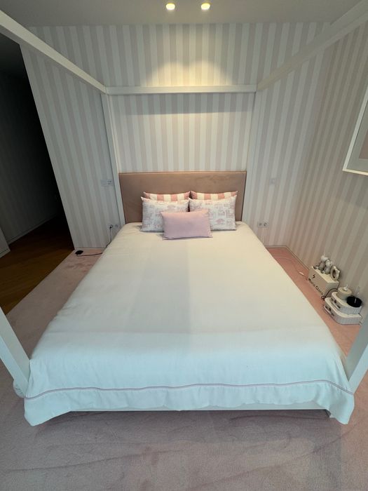 Cama de menina em madeira lacada