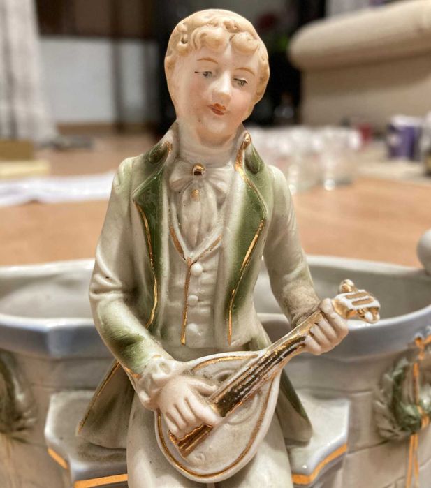 Estátua Decorativa de Porcelana – Jovem Músico com Alaúde