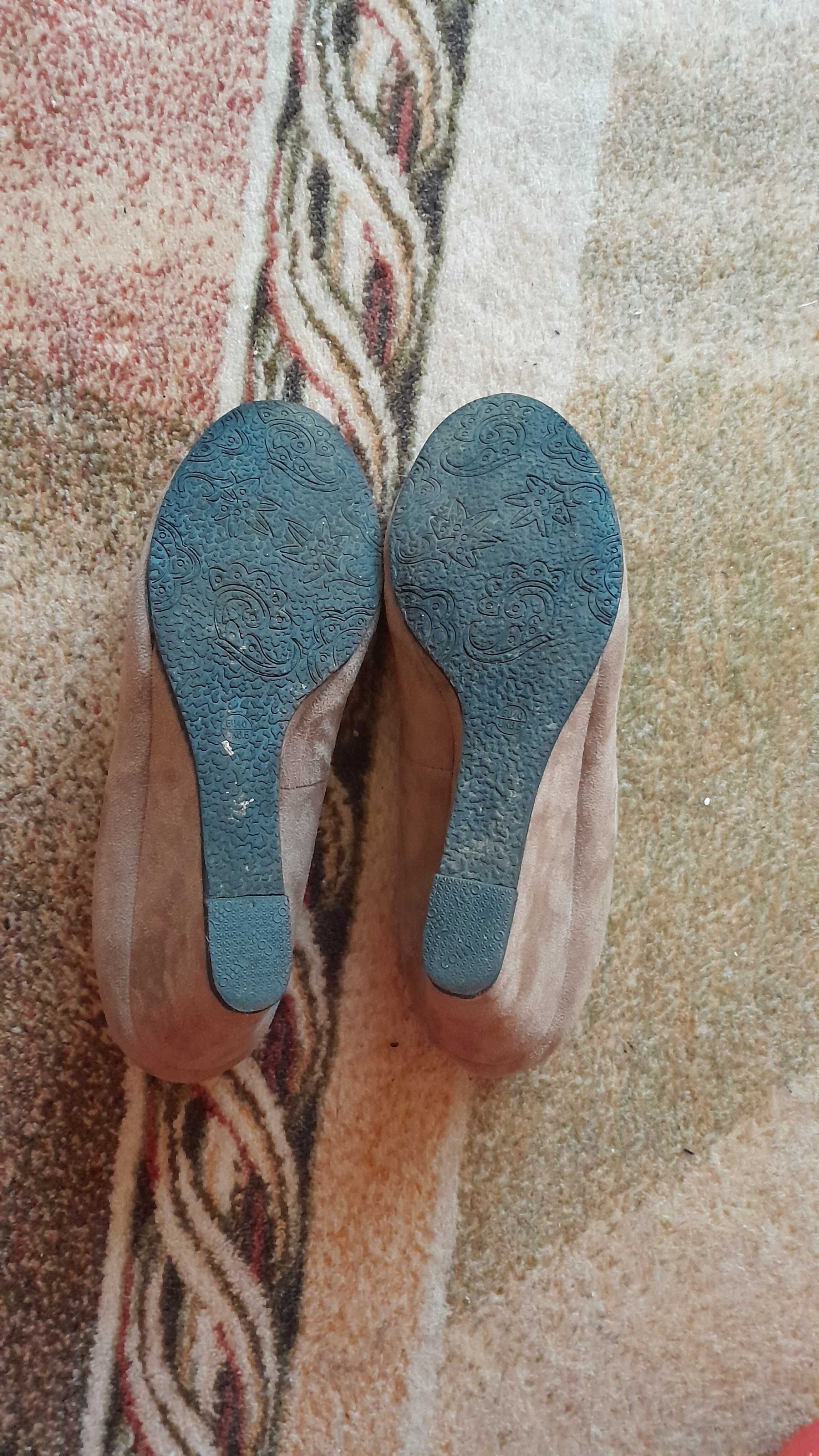 Beżowe buty na koturnie r.40