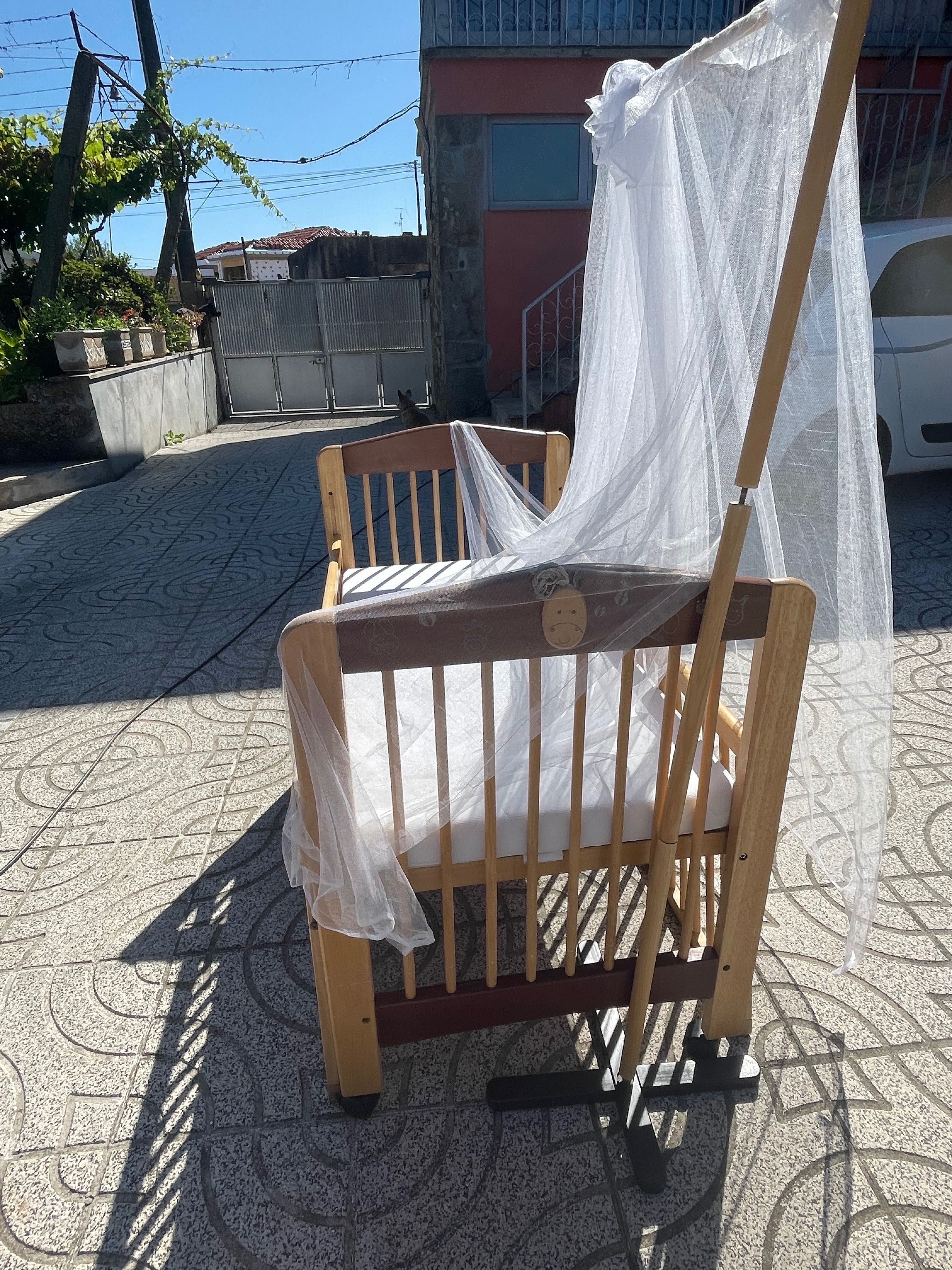 Cama/ berço madeira de criança com colchão