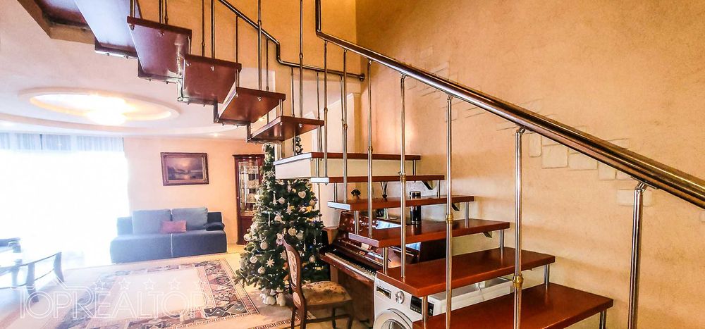 У продажі затишний таунхаус з виходом на Журавлівське водосховище!