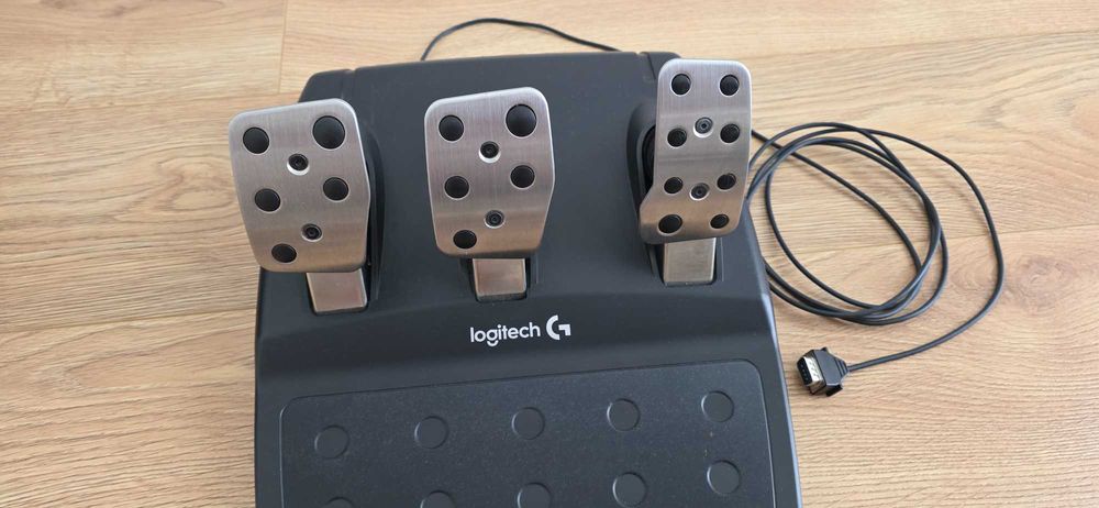 Volante + Pedais Logitech