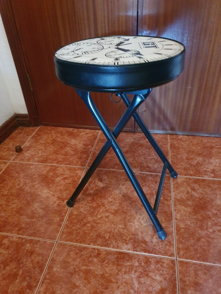 Mesa com tampo de vidro e  com banco