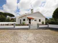 Moradia térrea T3 em lote de 484,50m2 com Anexo T2 no Mucifal, Colares