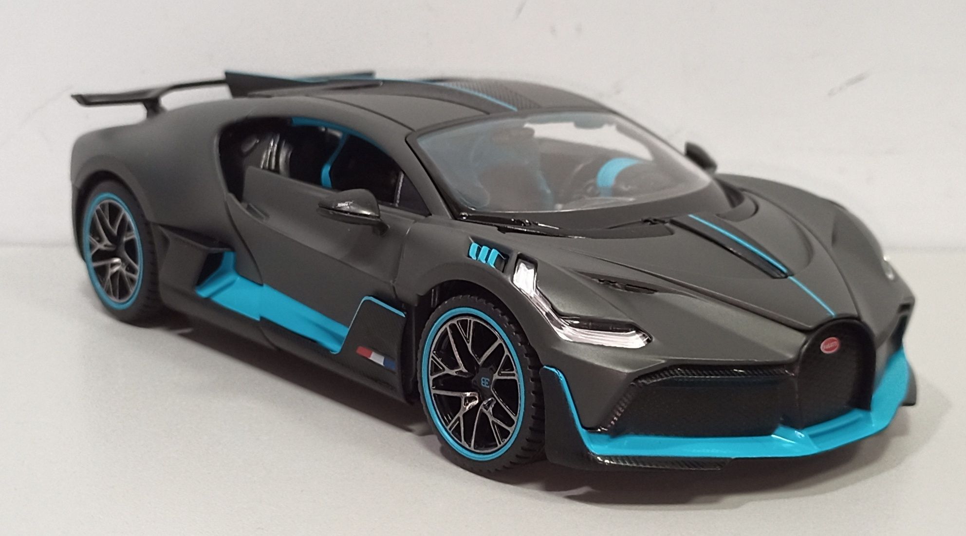 Bugatti Divo металлическая модель 1:24 RASTAR