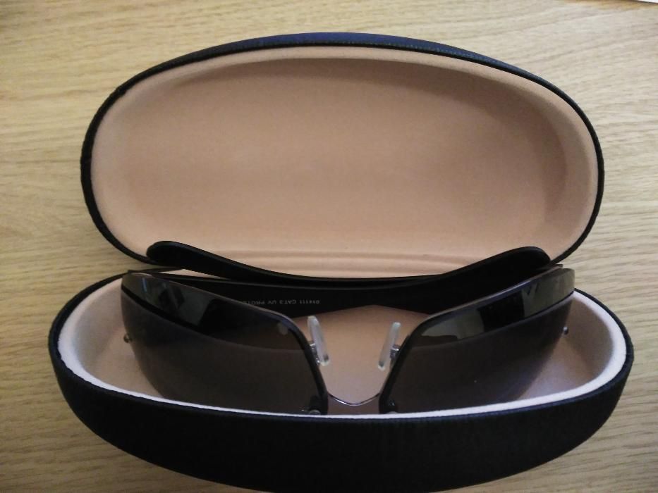 Oculos de sol com caixa de protecção