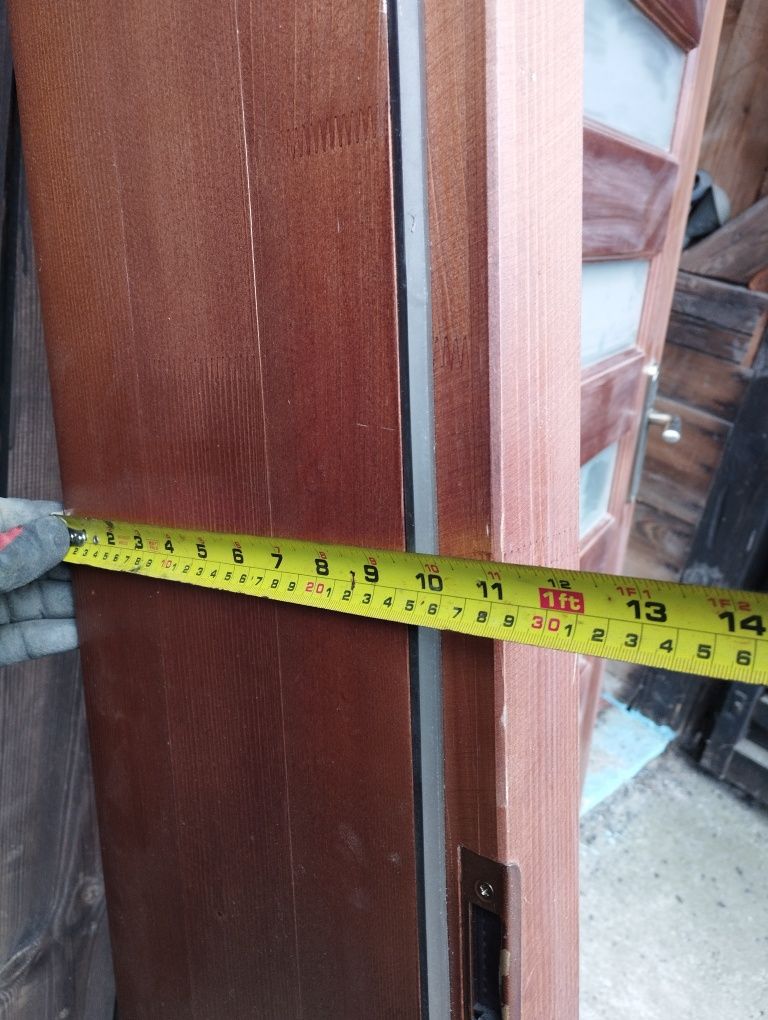Drzwi z pełnego drewna (nie deska, nie prasowane wiury)