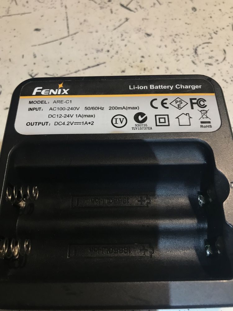 Фірмовий зарядний пристрій Fenix ARE-C1