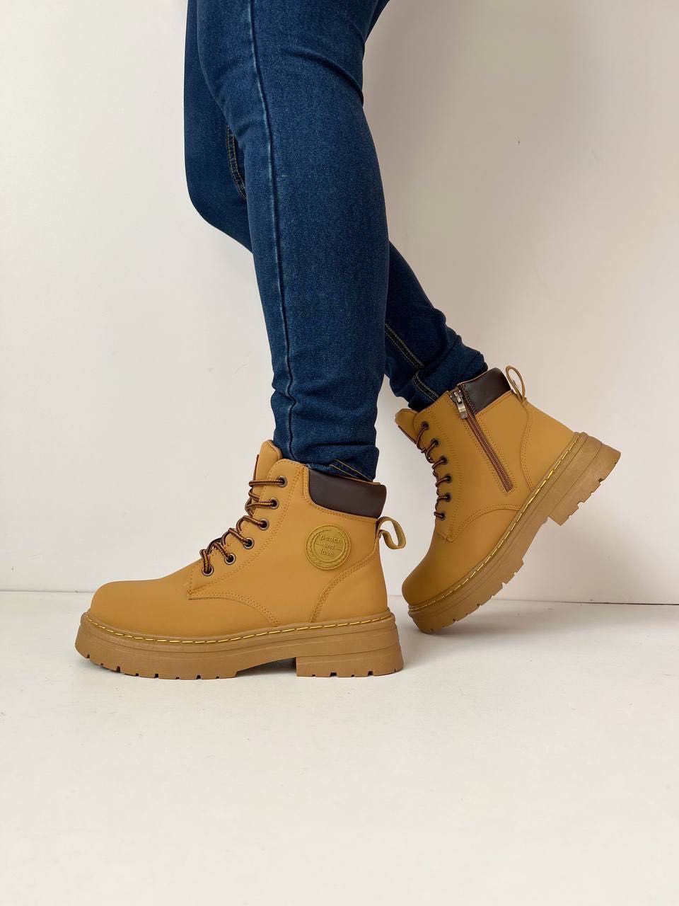 Женские зимние сапожки в стиле Timberland