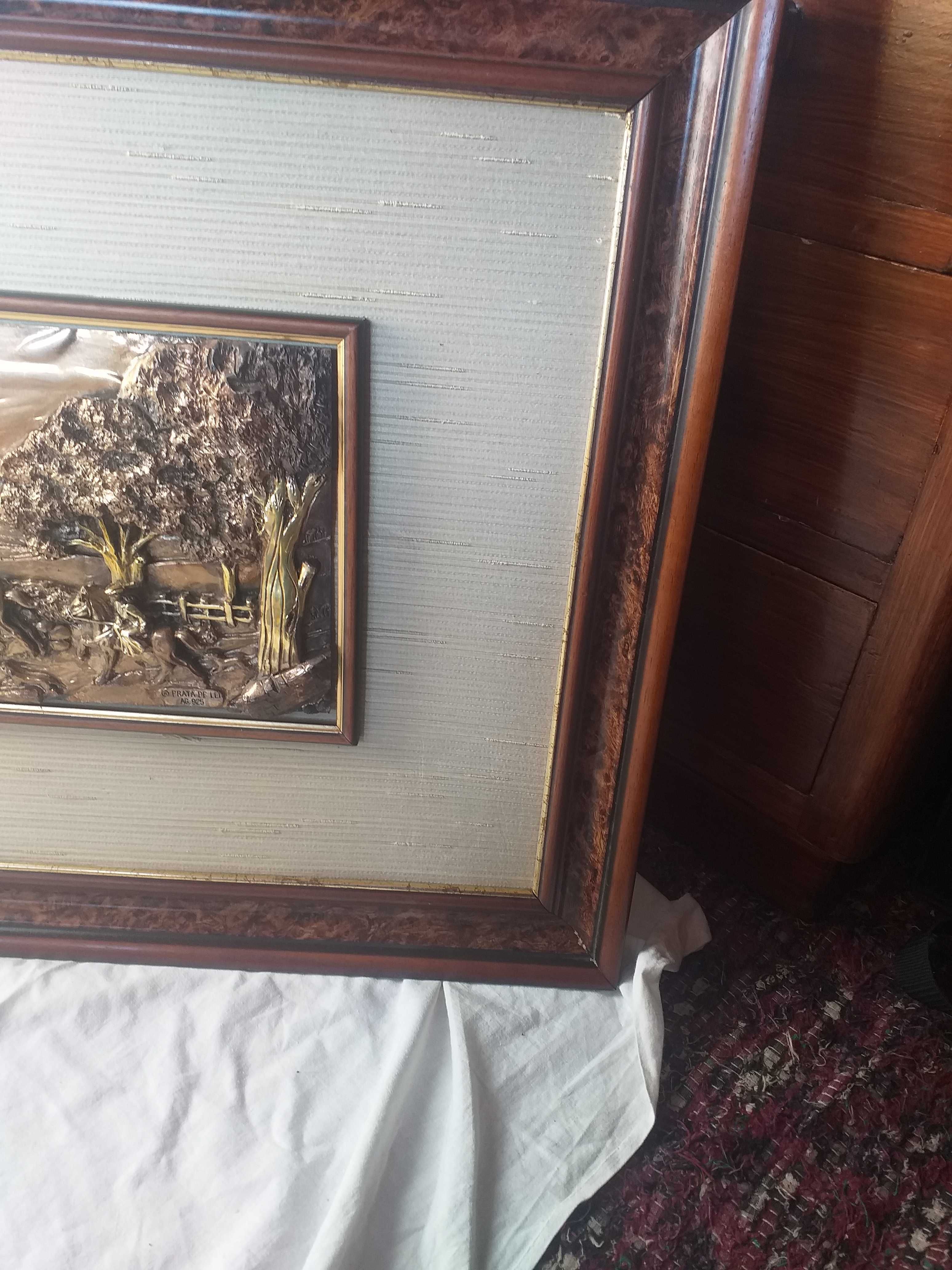 Quadro com centro em prata.