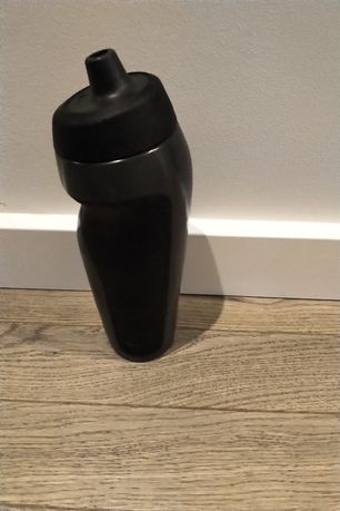 Bidon Nike sport 600 ml czarny na wodę