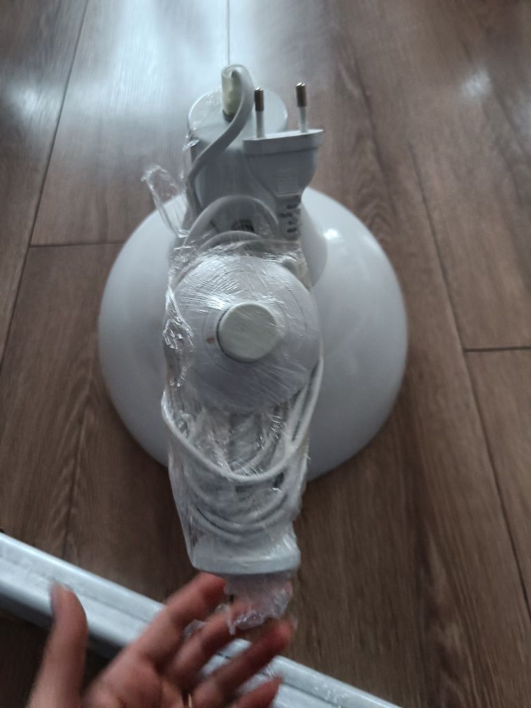Biała lampa w stanie idealnym
