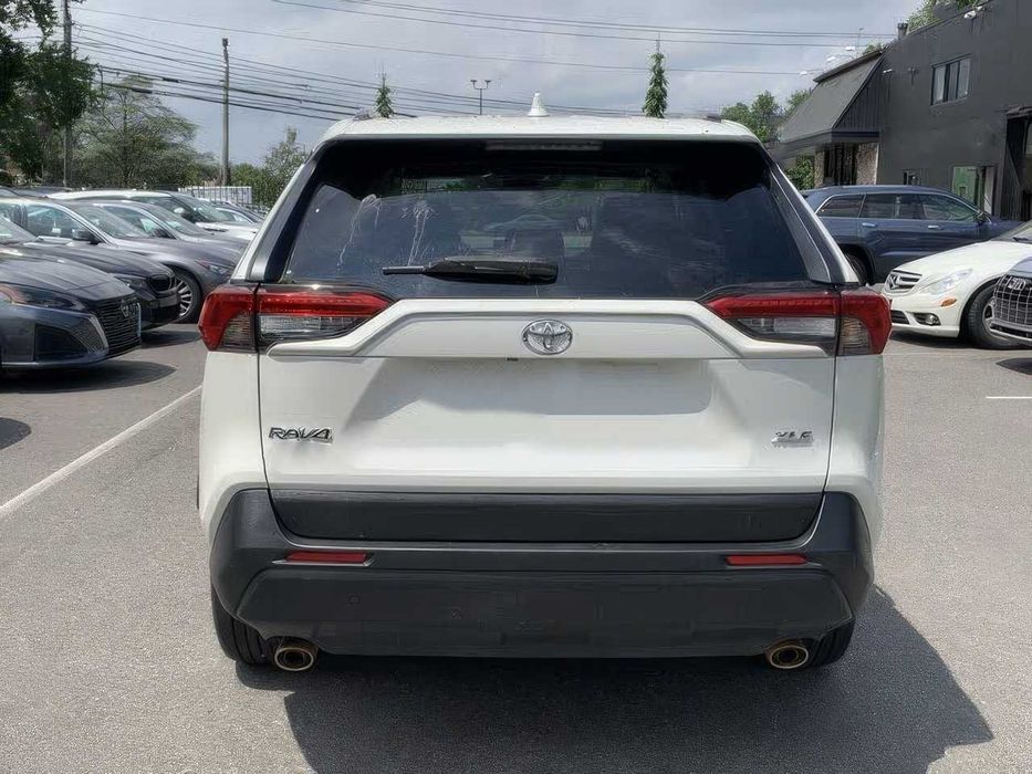 Toyota RAV4 XLE Premium      2021