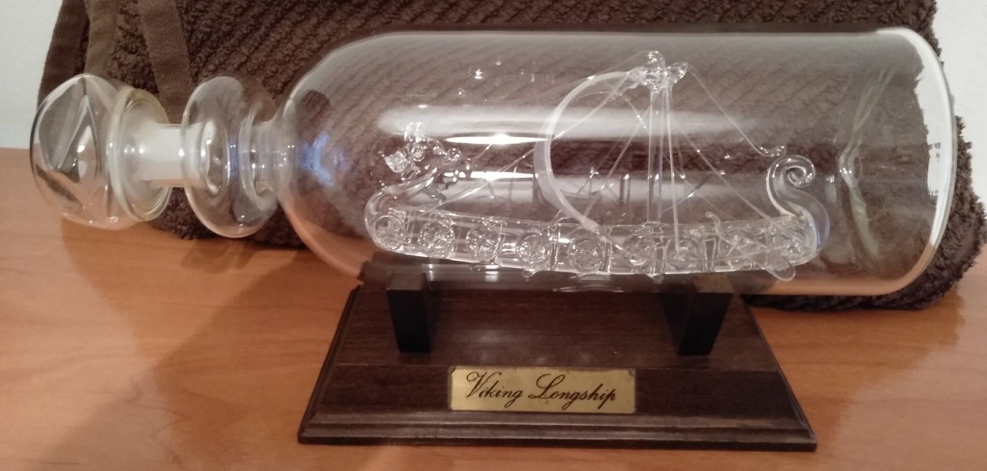 Garrafa de vidro com o Barco dos Viking no interior