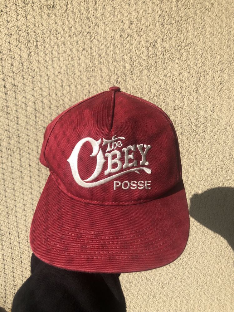 Stylowa burgundowa vintage snapback czapka z daszkiem Obey