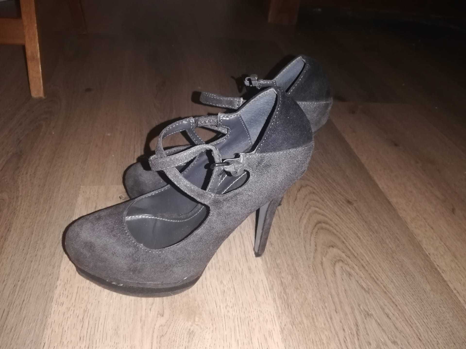 Sapatos de salto alto em camurça cinza