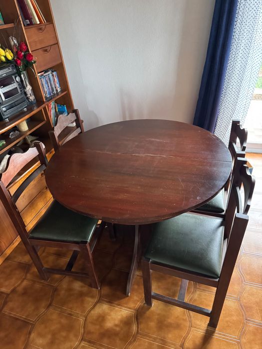 Mesa sala de jantar com cadeiras