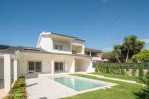 Moradia T4+2 com Piscina, Garagem e Jardim Totalmente Remodelada