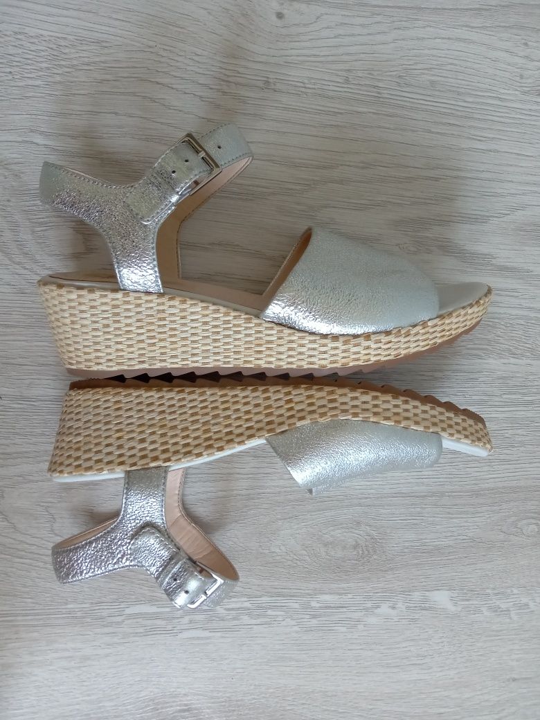 Sandały na koturnie Clarks r.40