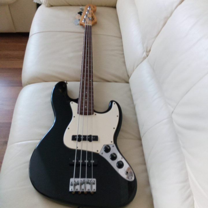 Squaier dy Fender Jazz Bass