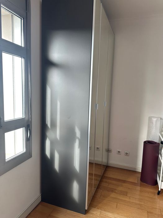 Guarda-roupa IKEA com portas espelhadas – excelente estado