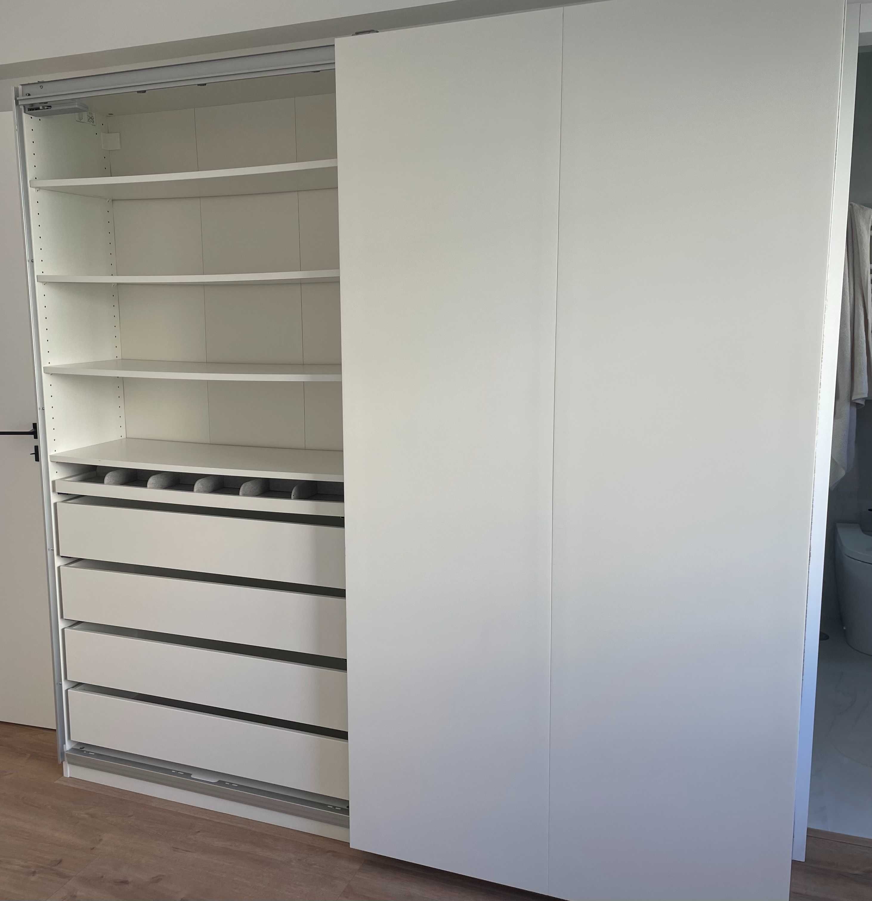 Movel arrumação com gavetas e prateleiras.