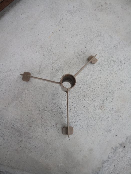 Продам Дві металеві триноги для ялинок