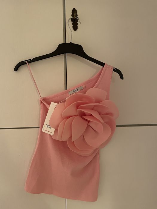 Różowa bluzka z dużym kwiatem