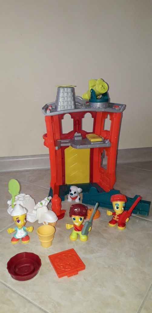Duży zestaw Play-Doh remiza strażacka, figurki, pojazdy