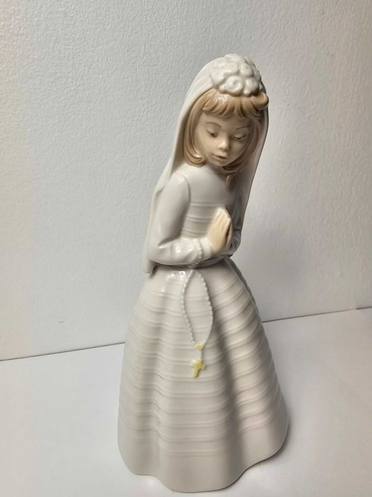 Duża Hiszpańska Figurka porcelana Nao Lladro "Pierwsza komunia" 23 cm