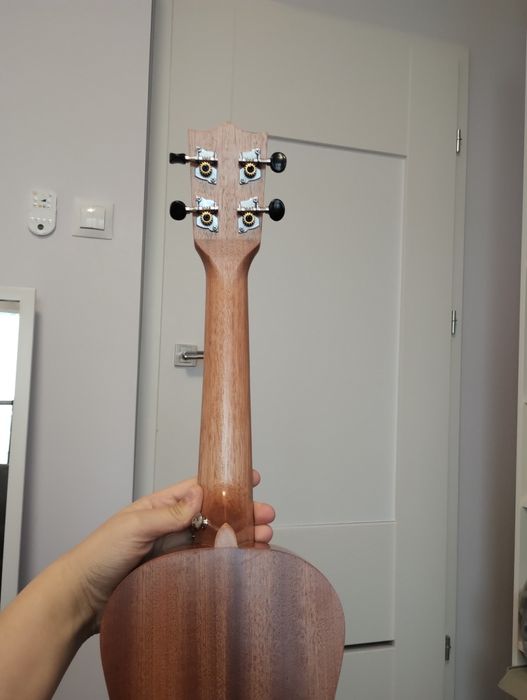 Ukulele z pokrowcem kostką do gry i tuner