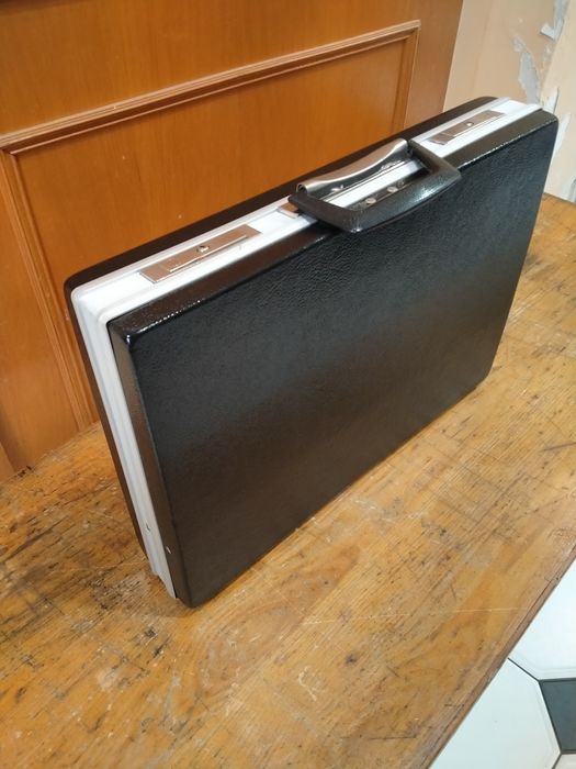 Дипломат кейс чемодан СССР 83г. пластиковый 47-35-9.5 см.