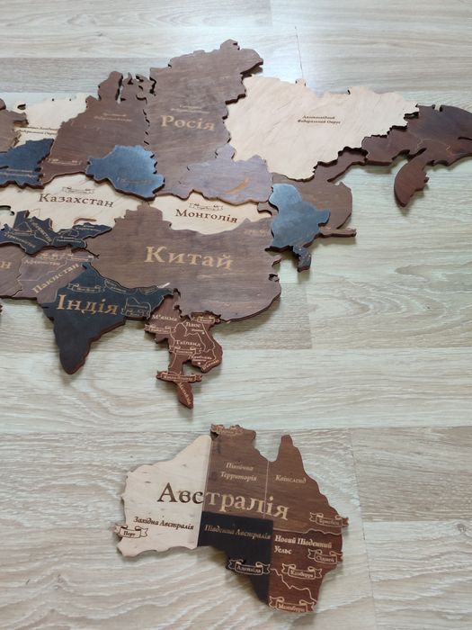 Дерев'яна мапа світу.