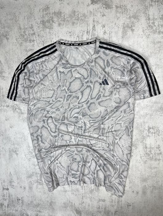 Adidas running: функціональна футболка з яскравим дизайном