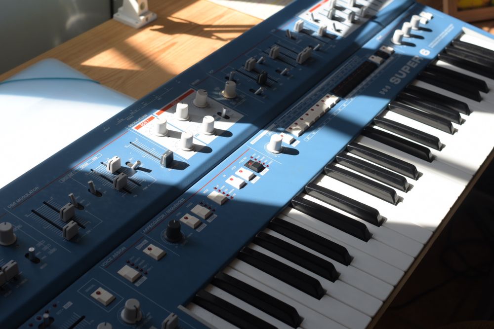 UDO Super 6 Keyboard Azul + Thon Case