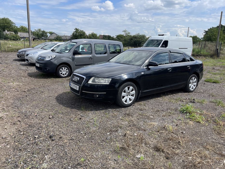 Бродівський авторинок на трасі.