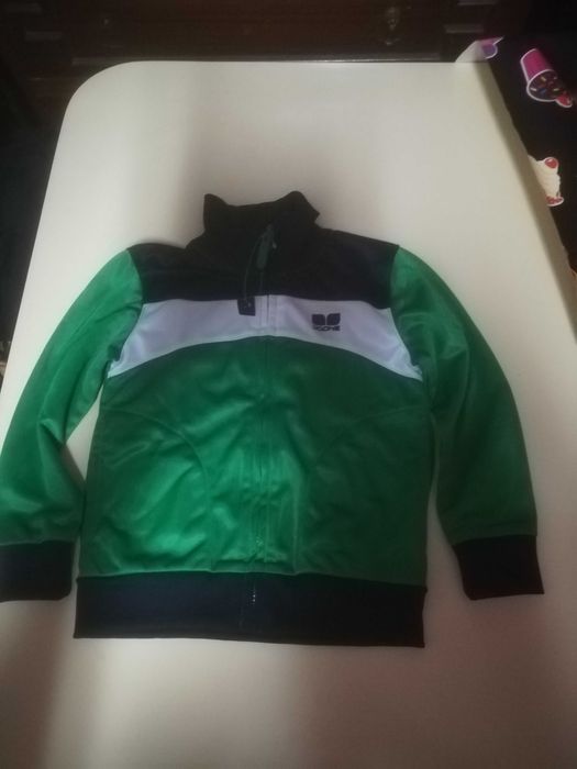 Blusão novo de fato treino para crianças dos 3/4 anos.