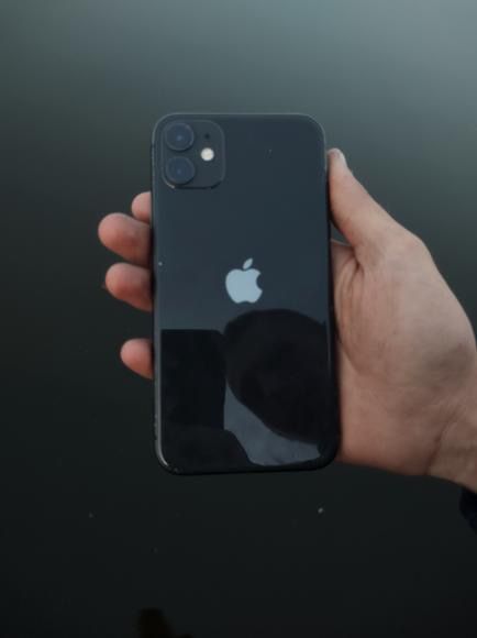 Продам айфон 11 в нормальному стані тількі є один нюанс впав і появила