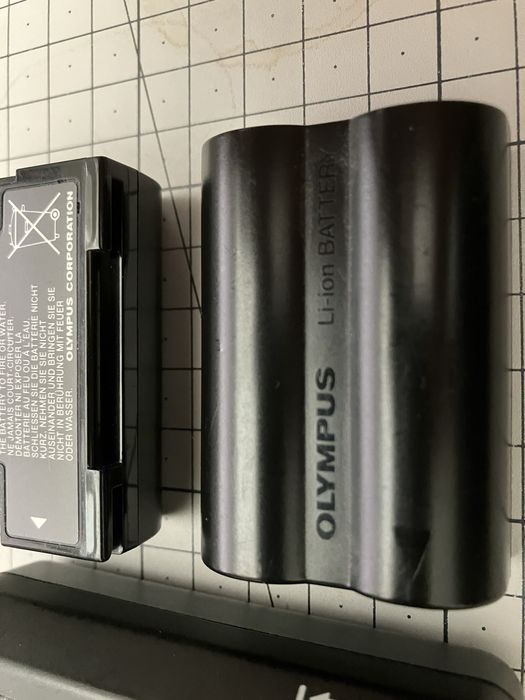 Olympus E-1 - ładowarka + 2 baterie ORG