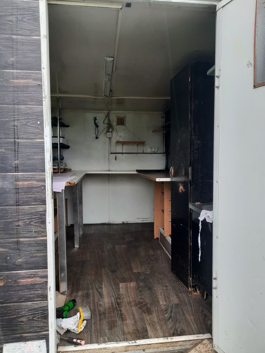 Торгівельний причеп на колесах.