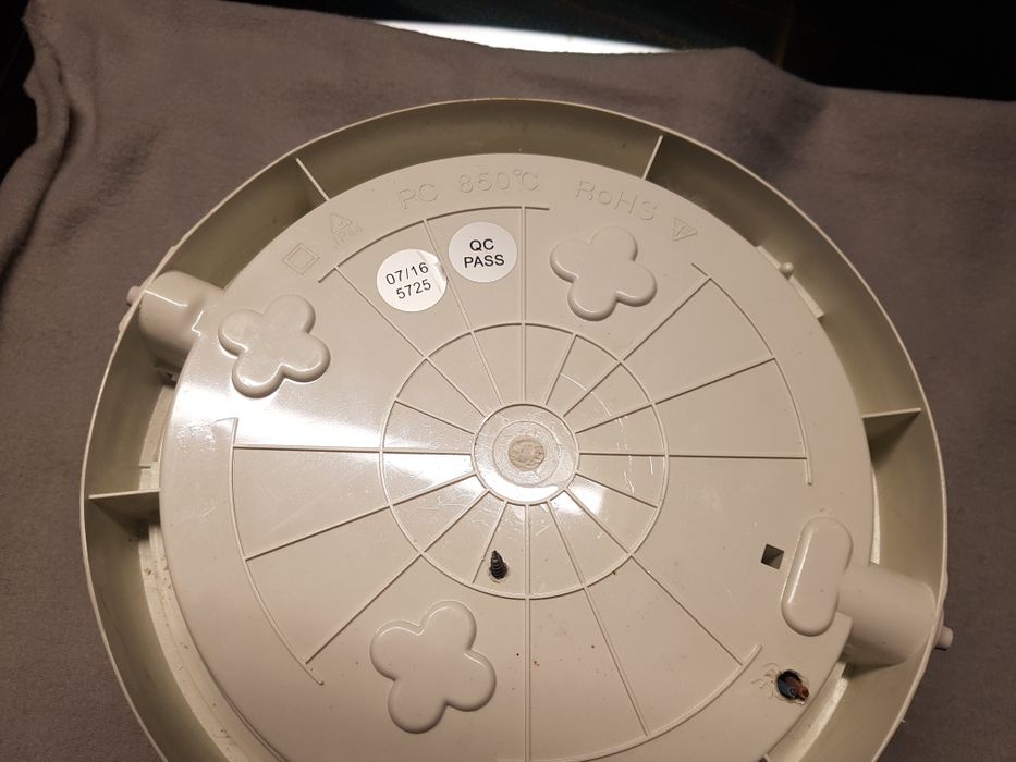 Candeeiro teto  novo
Armaduras com lampadas
vendo 
Para desocup