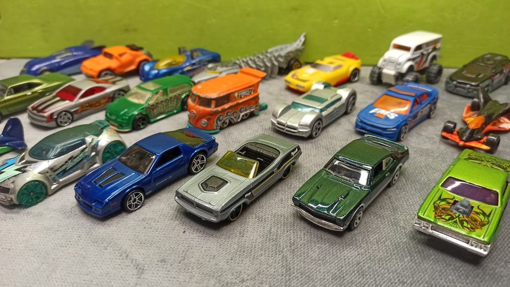 Zestaw 22 pojazdów i samolot od hot wheels samochodziki resoraki