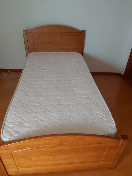 Cama de solteiro  com colchão e estrado usada e em bom estado