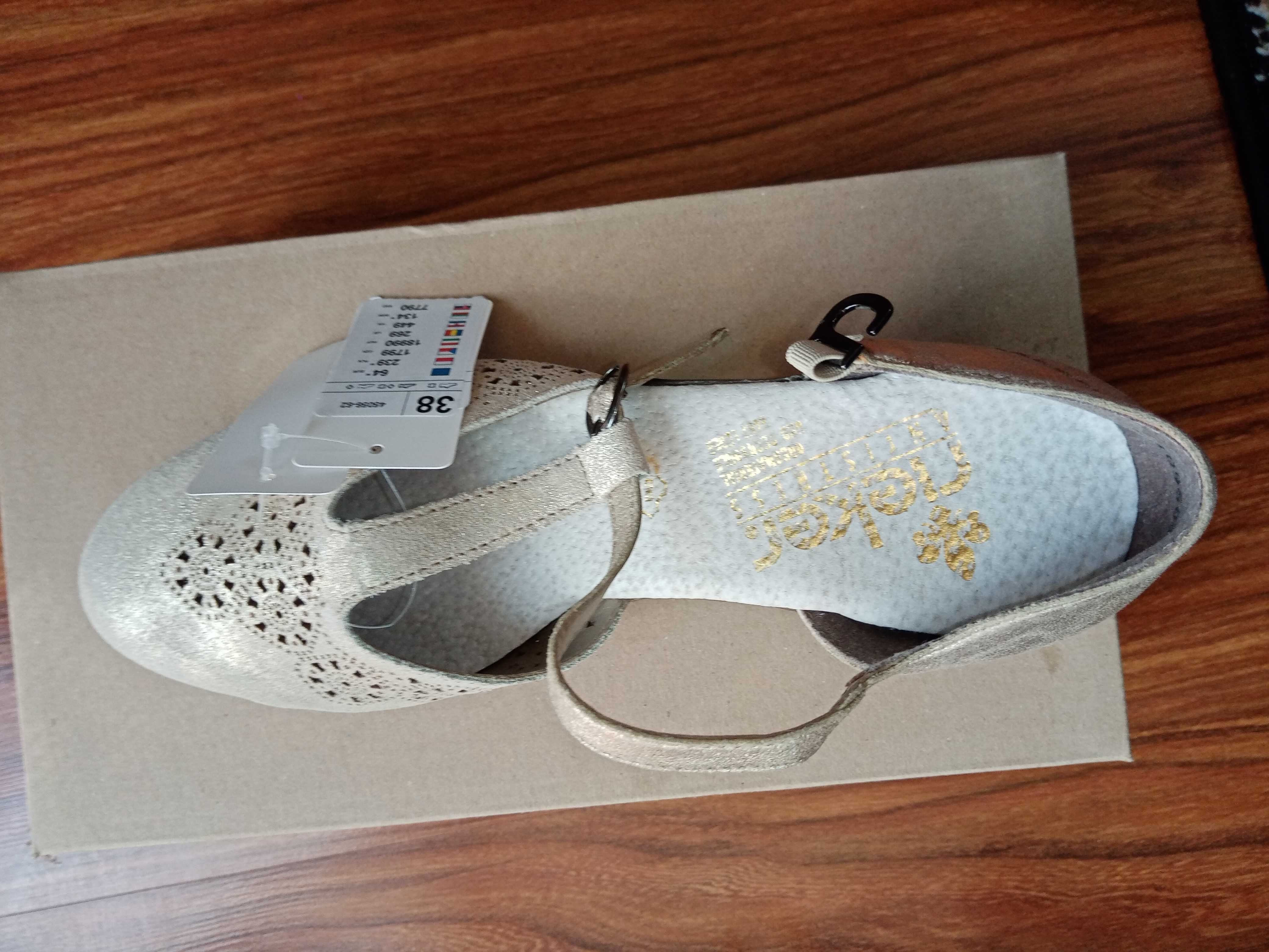 Buty na obcasie zapinane w kostce