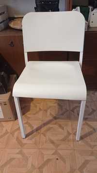 Białe krzesło stabilne, wygodne